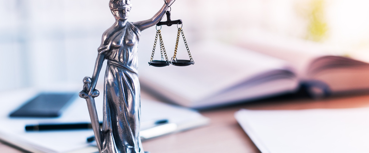 Bild zeigt Göttin Justitia mit Waage und Schwert verlinkt zum Blogbeitrag Leichter zu seinem Recht kommen – die Rechtschutzversicherung 