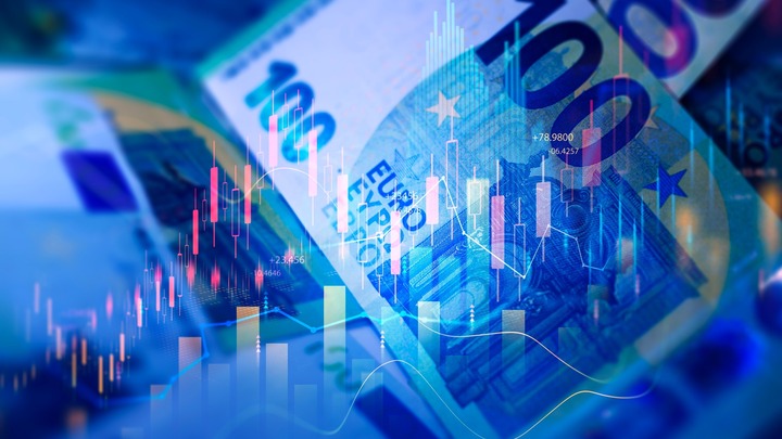 100 Euro Scheine im Hintergrund, davor ein angedeuteter Aktienkurs