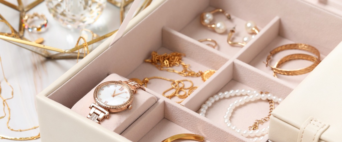 Bild zeigt ein befülltes Schmuckkästchen verlinkt auf den Blogbeitrag Absicherung von hochwertigem Hausrat