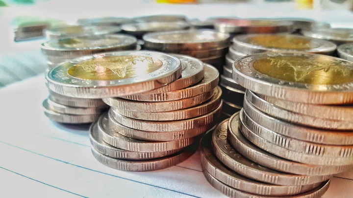 Bild zeigt gestapelte 2Euro Münzen verlinkt auf den Blogbeitrag Fest- und Tagesgelder sind wieder attraktiv